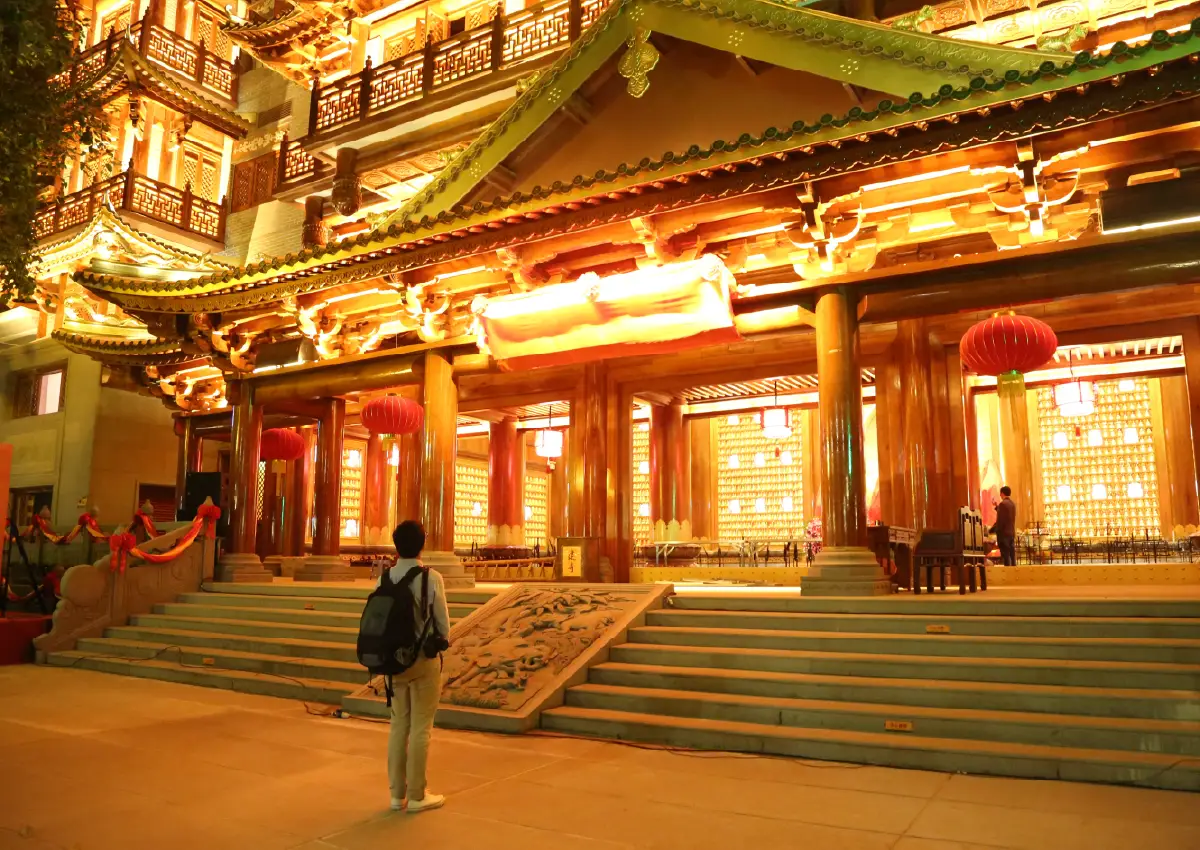 Best Uthakhamkong representing the Dhammachai International Research Institute (DIRI) in China.